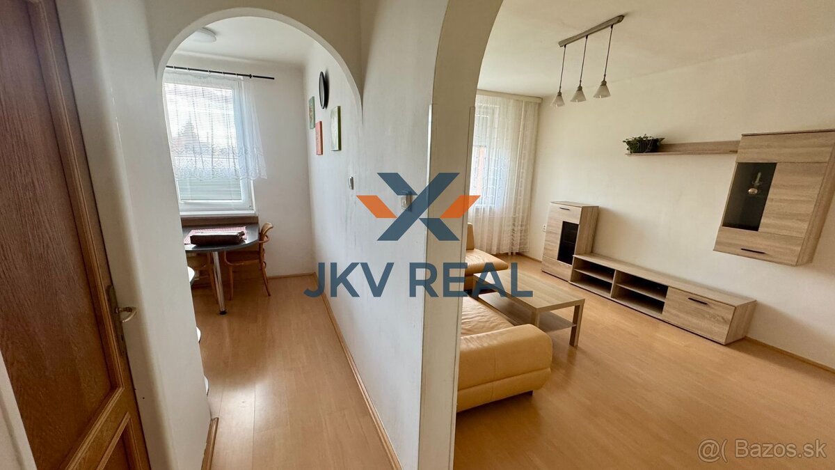Priestranný 2-izbový byt (48m2) s veľkou pivnicou v centre -
