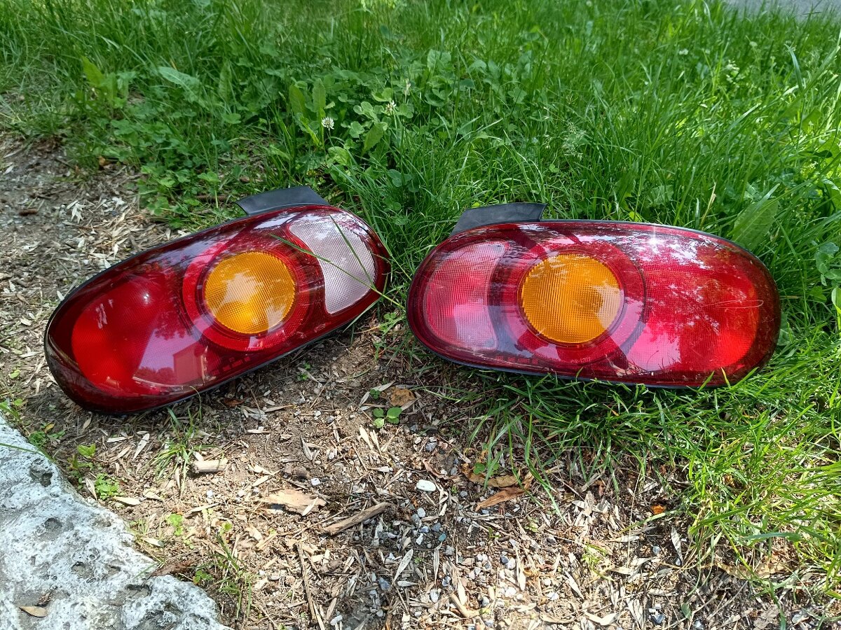 Predam zadne svetla z mazdy mx5 nb1