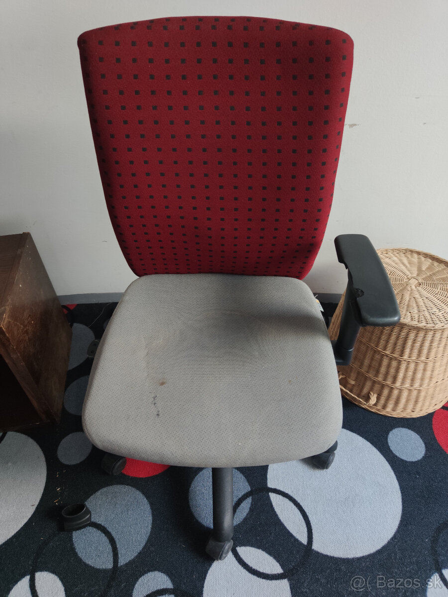 darujem staré kreslá,stoličky a rozklacie postele