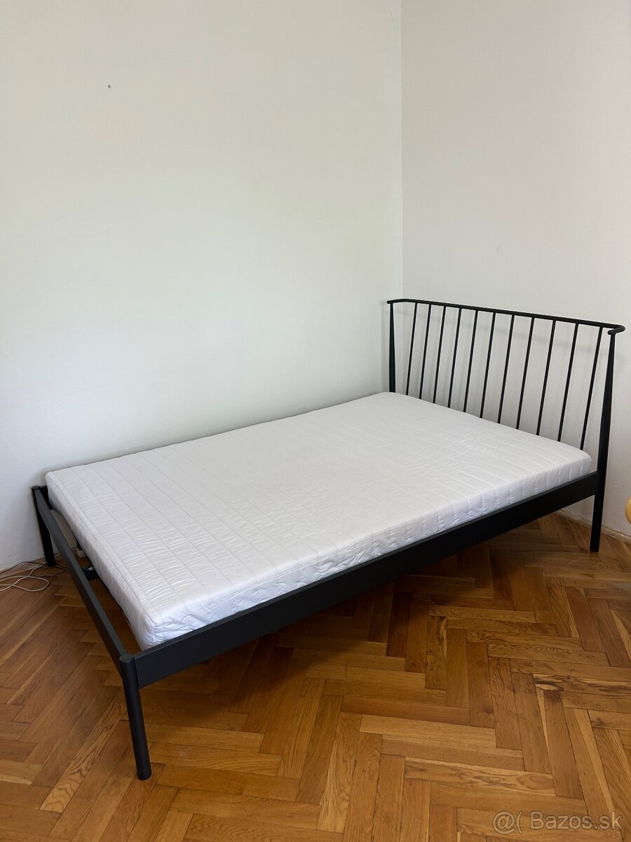 Posteľ 140x200 s kovovým rámom, roštom a matracou