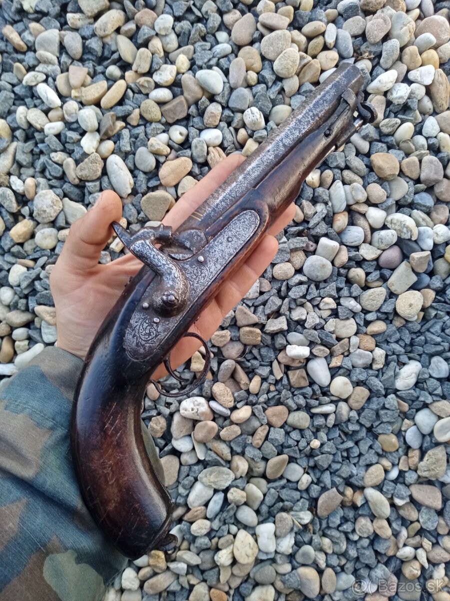 Obrovský perkusny pištoľ, gravírovany a ešte zdobený zlatom