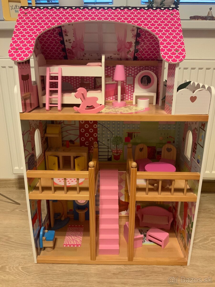 Drevený domček pre bábiky