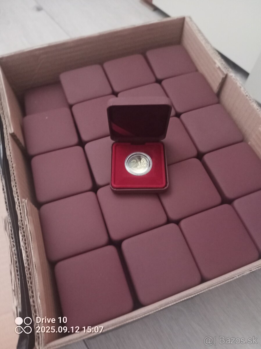 Krabička s 2€ UNC mincou nahodnou