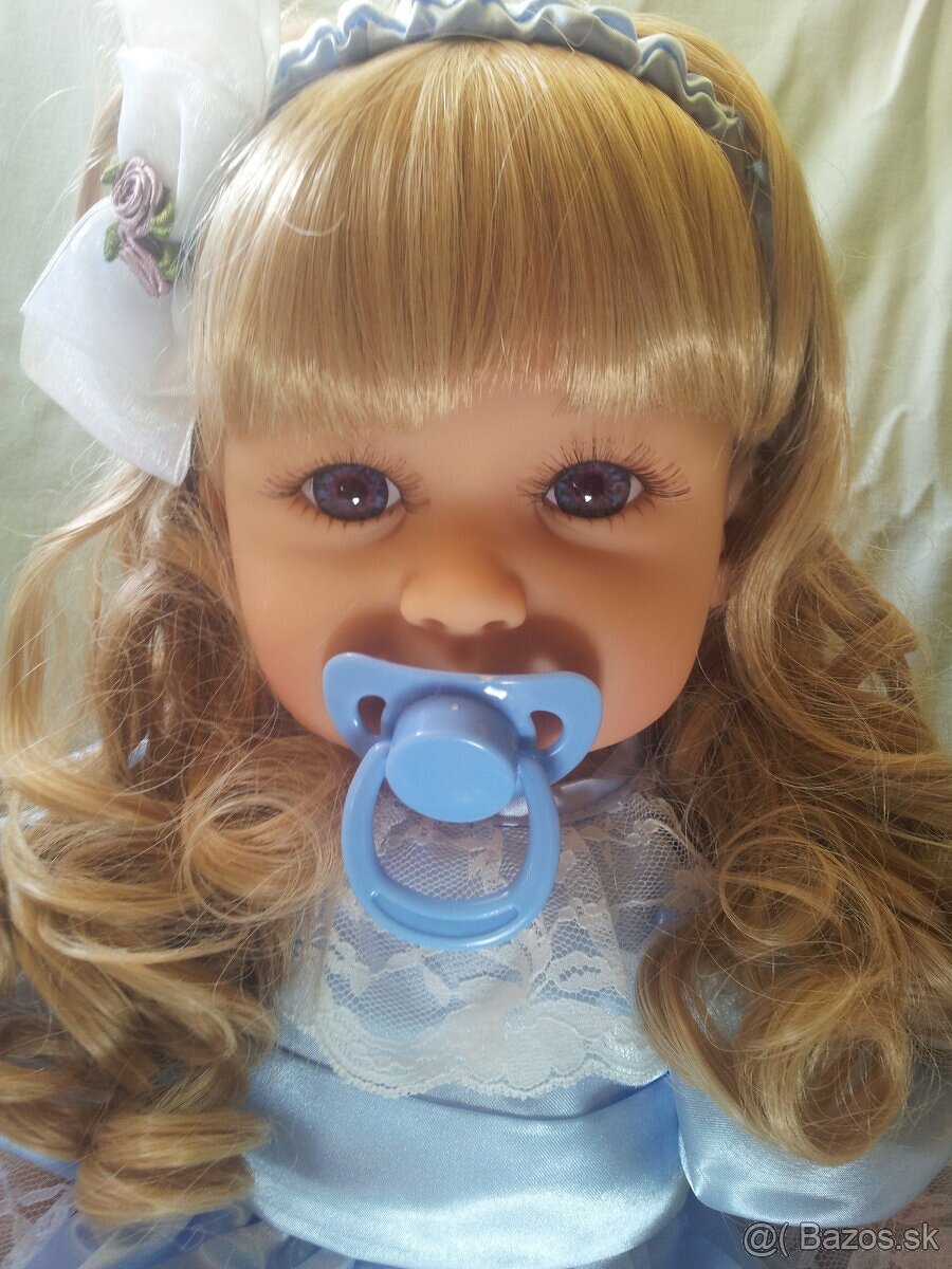 Realistická bábika s modrým cumlíkom