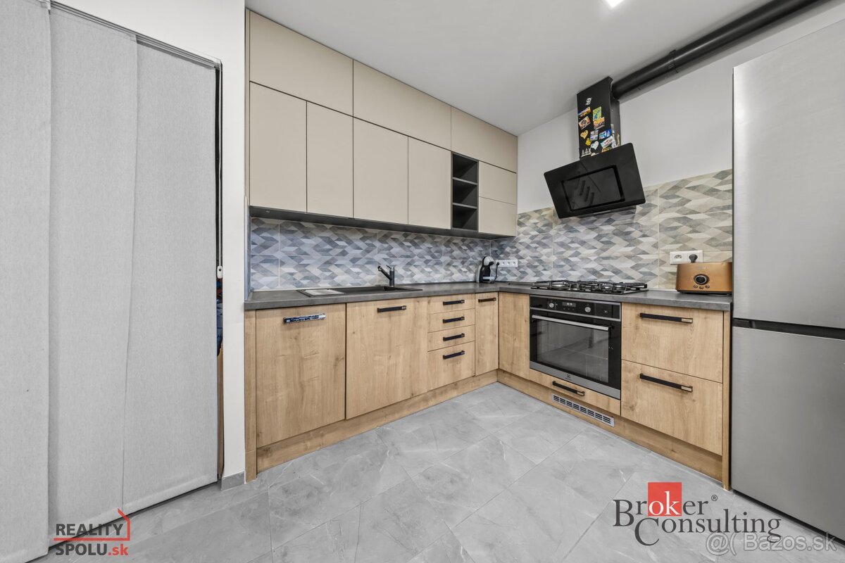 KOMPLETNE ZREKONŠTRUOVANÝ 4-IZBOVÝ BYT V RAČI – IHNEĎ VOĽNÝ