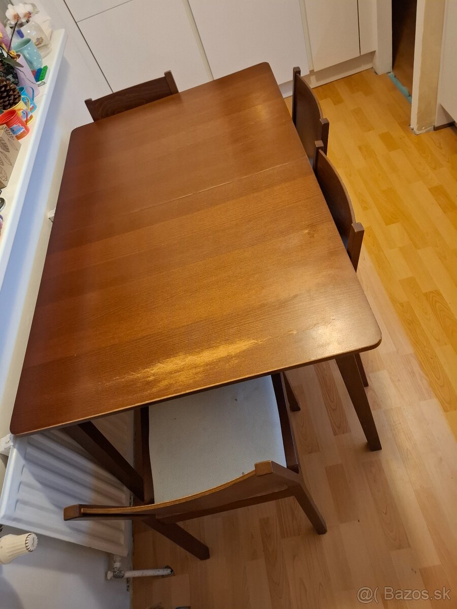 Predám dreveny stol a 4 stolicky