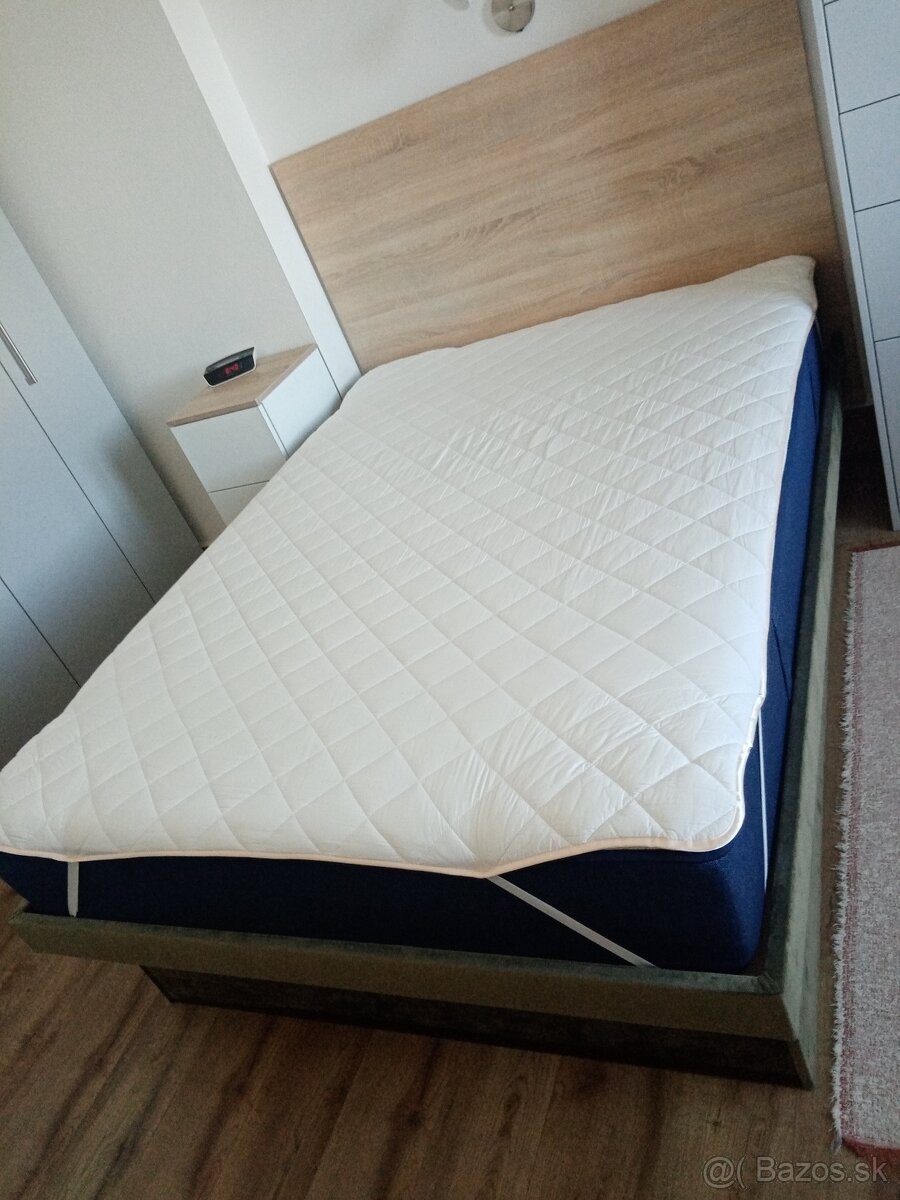 Čalúnená posteľ