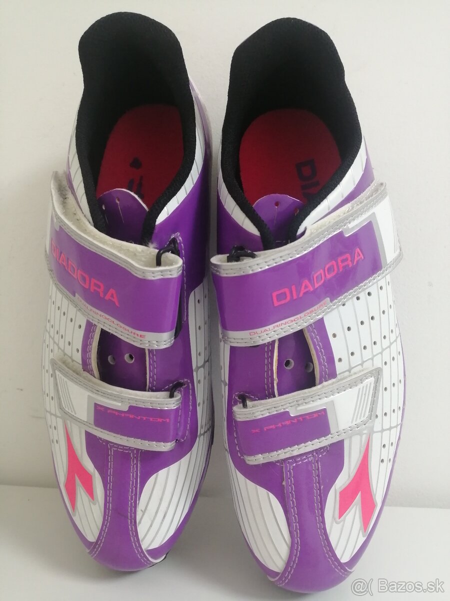 DIADORA