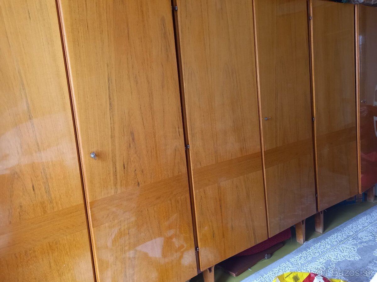 Starà orechovà skriňa
