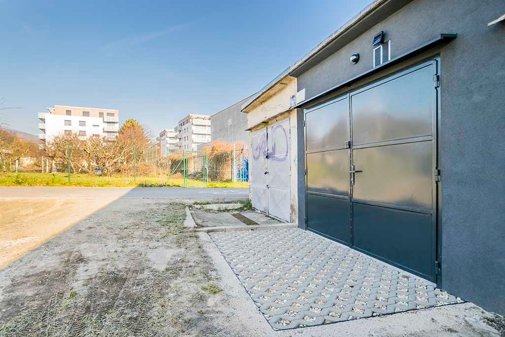 Garáž 18m2 s pozemkom | Skalická cesta - Nové Mesto