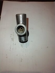 Rozvodka bŕzd do hlavného brzdového valca.