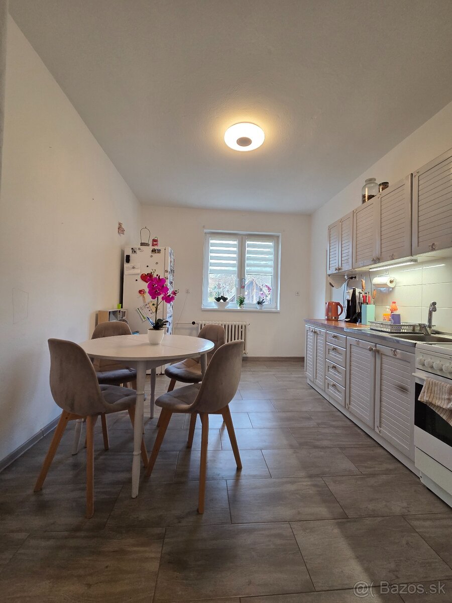 EXKLUZÍVNA PONUKA : Priestranný rodinný dom s garážou , obkl