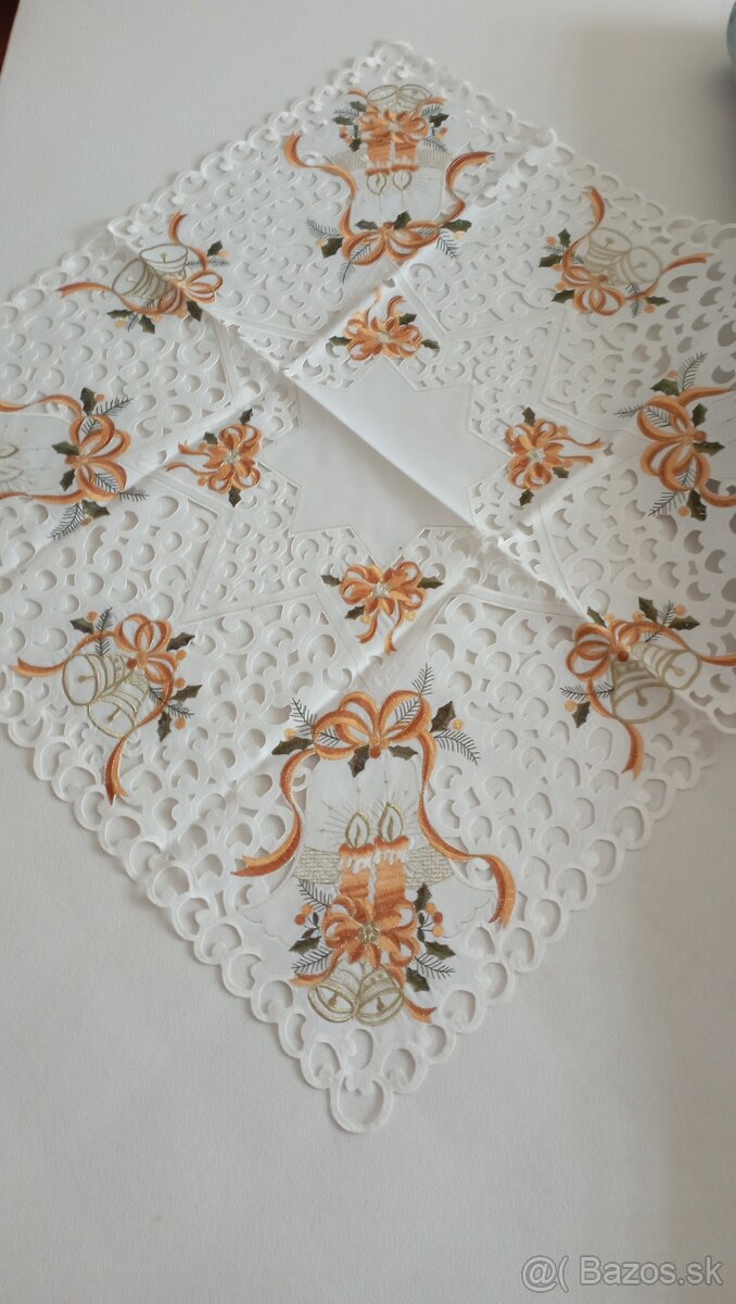 Vyšívaný biely vianočný obrus