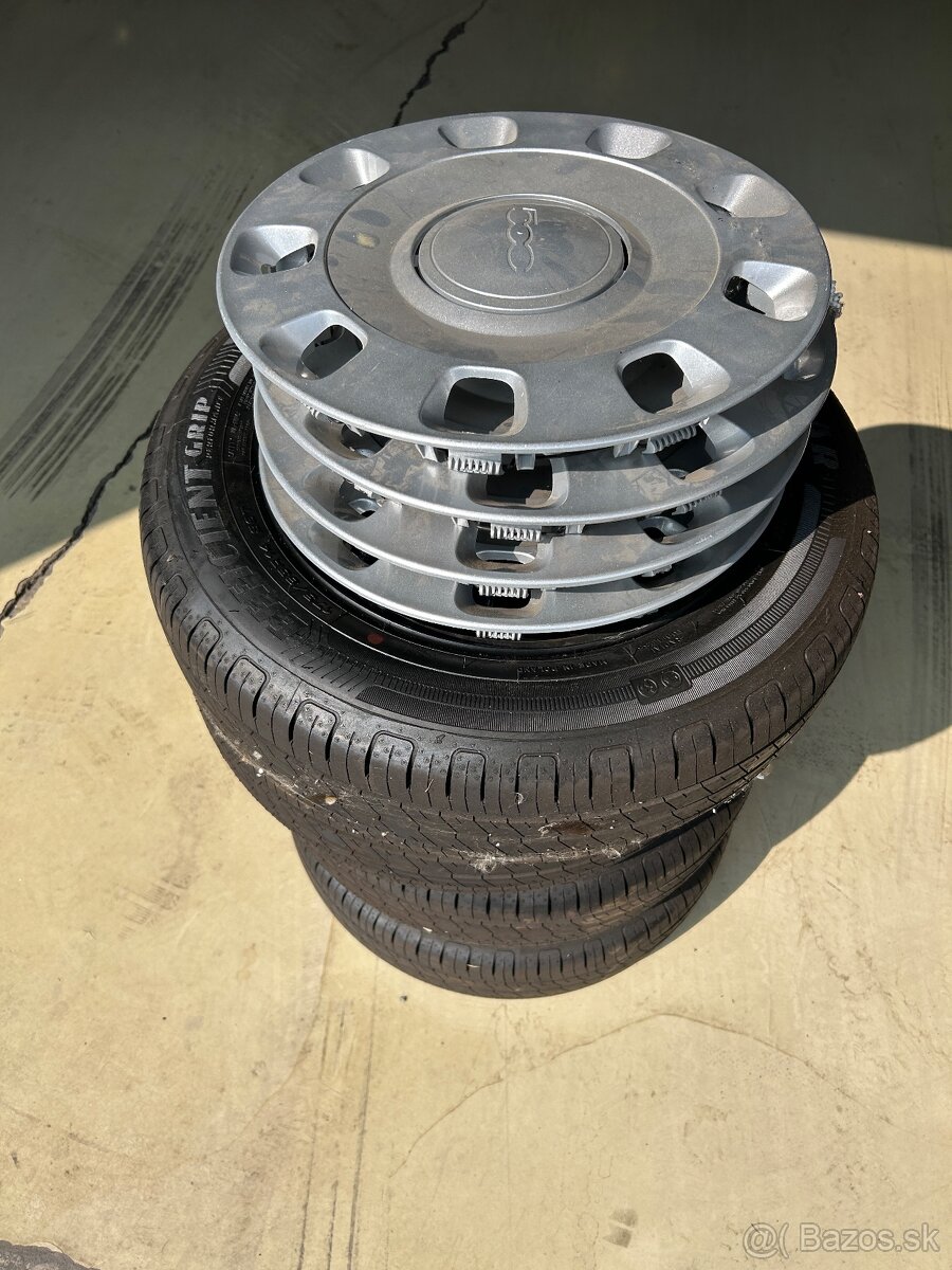 Predám preumatiky s diskami na Fiat 500 + puklice