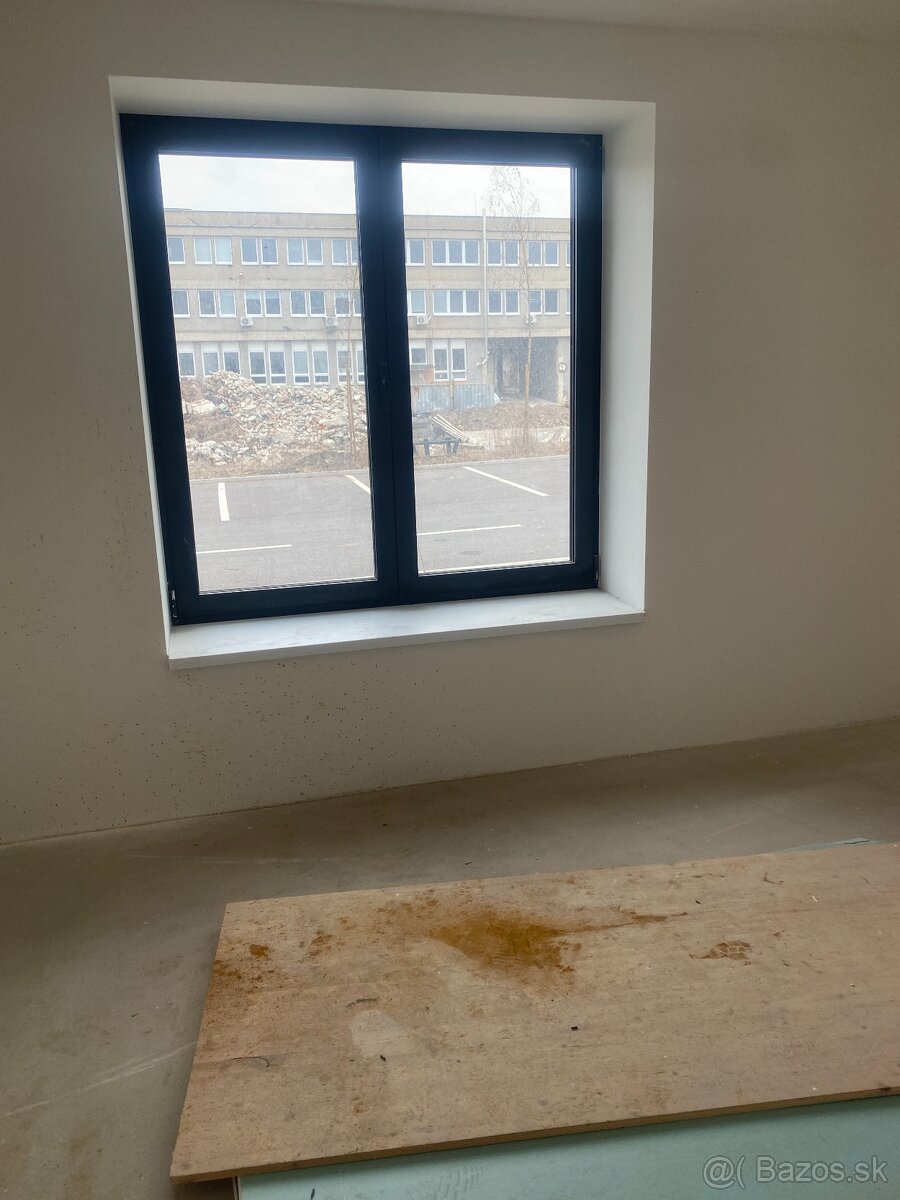 AL okno za cenu plastového