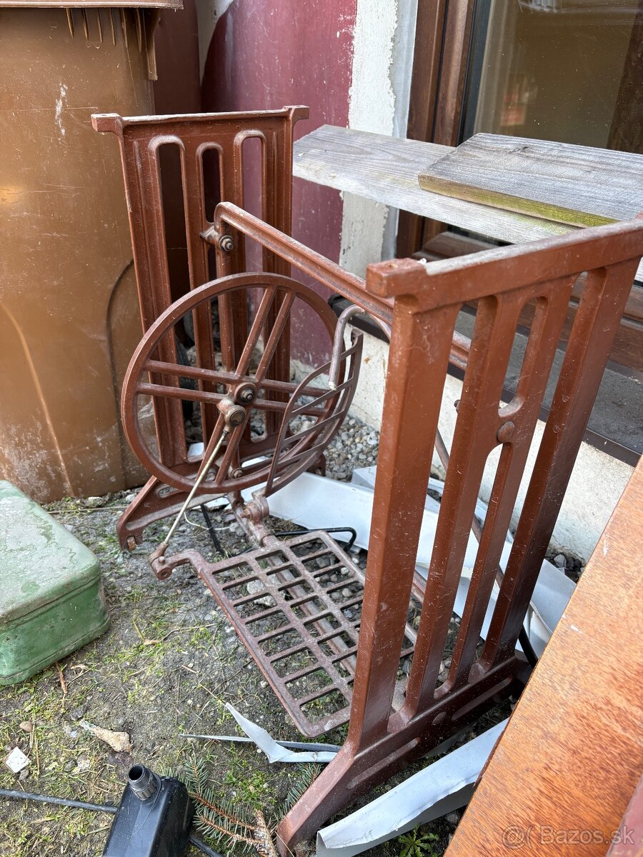 Stojan zo šijacieho stroja