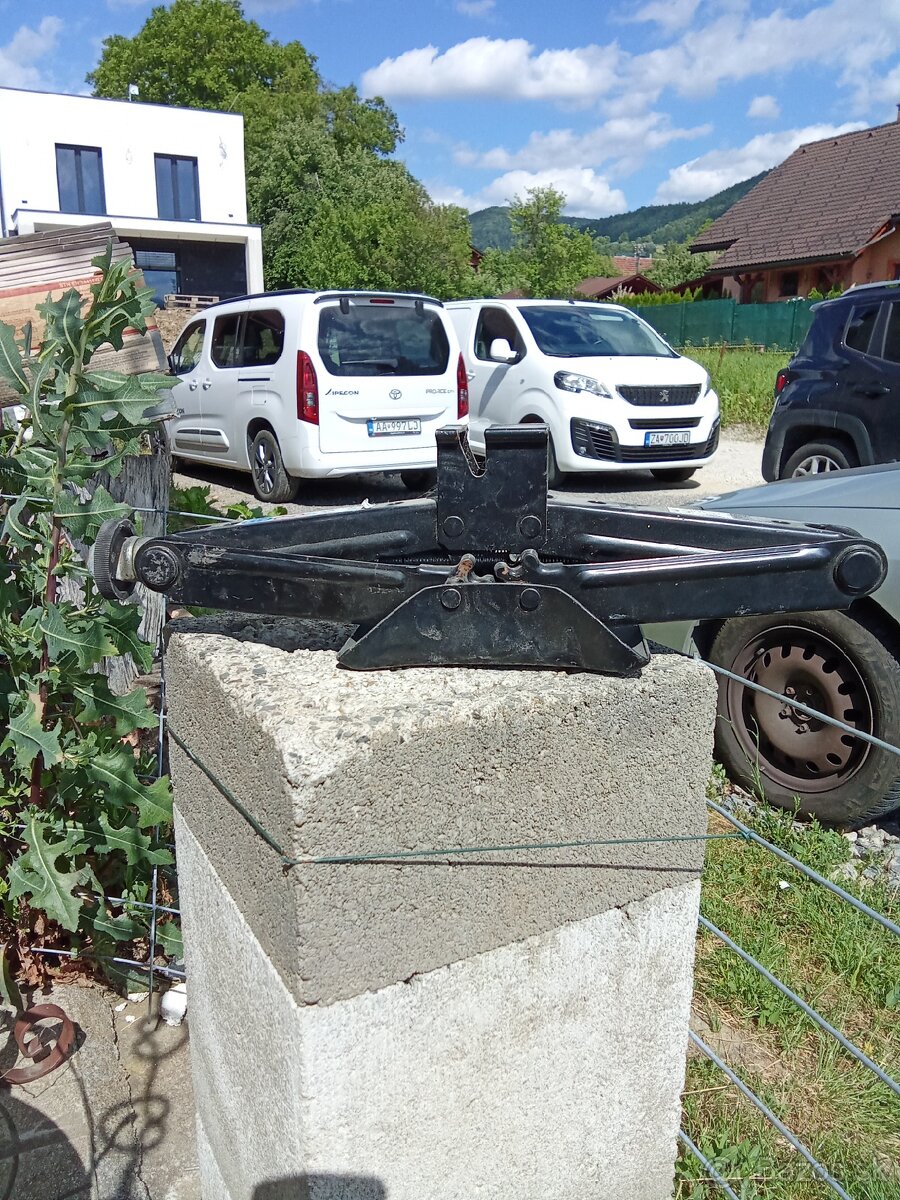 Predám zdvihák na auto