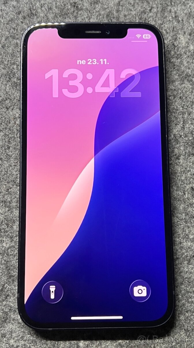 iPhone 12 64GB – čierny, top stav, 93% batéria