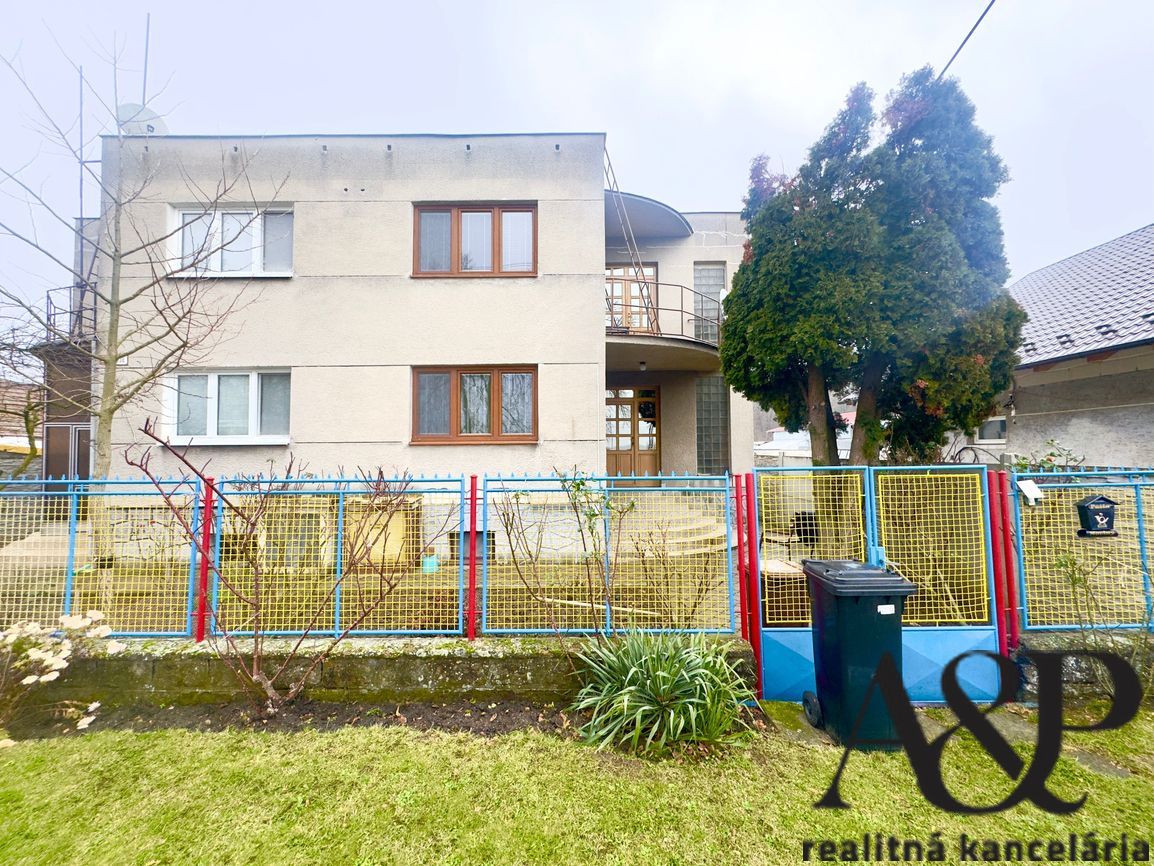 4 IZBOVÝ RD S GARÁŽOU, POZEMOK 776M2, ŽELEZNIČNÁ UL., SENICA