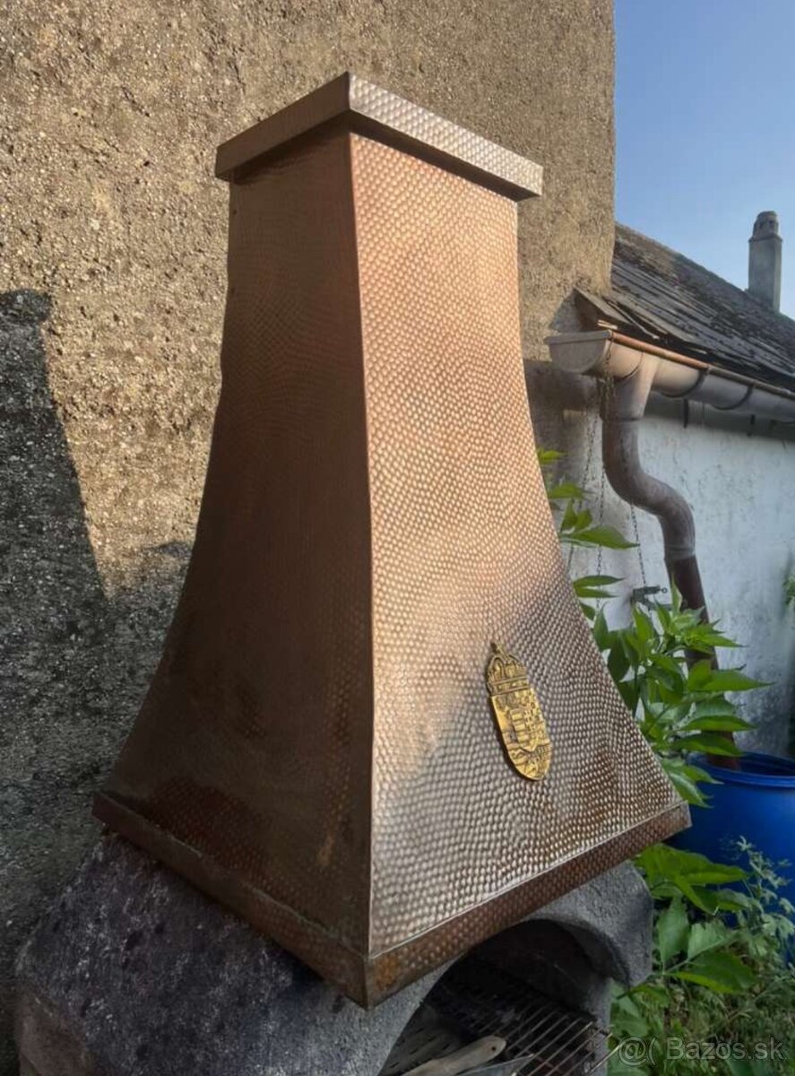 Ručne tepaný medenný kryt na krb alebo sporak