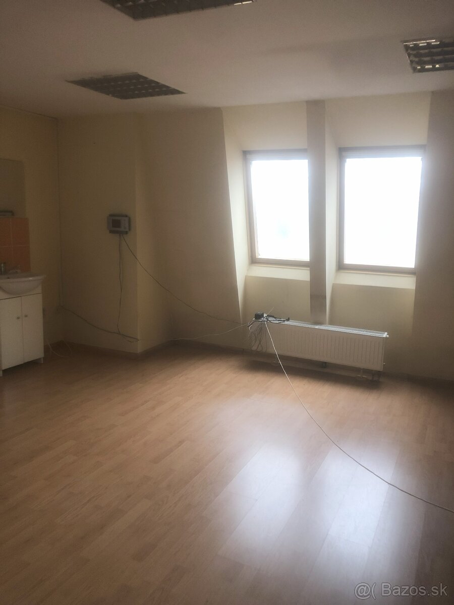 Ponúkam priestor na prenájom v centre mesta TN.