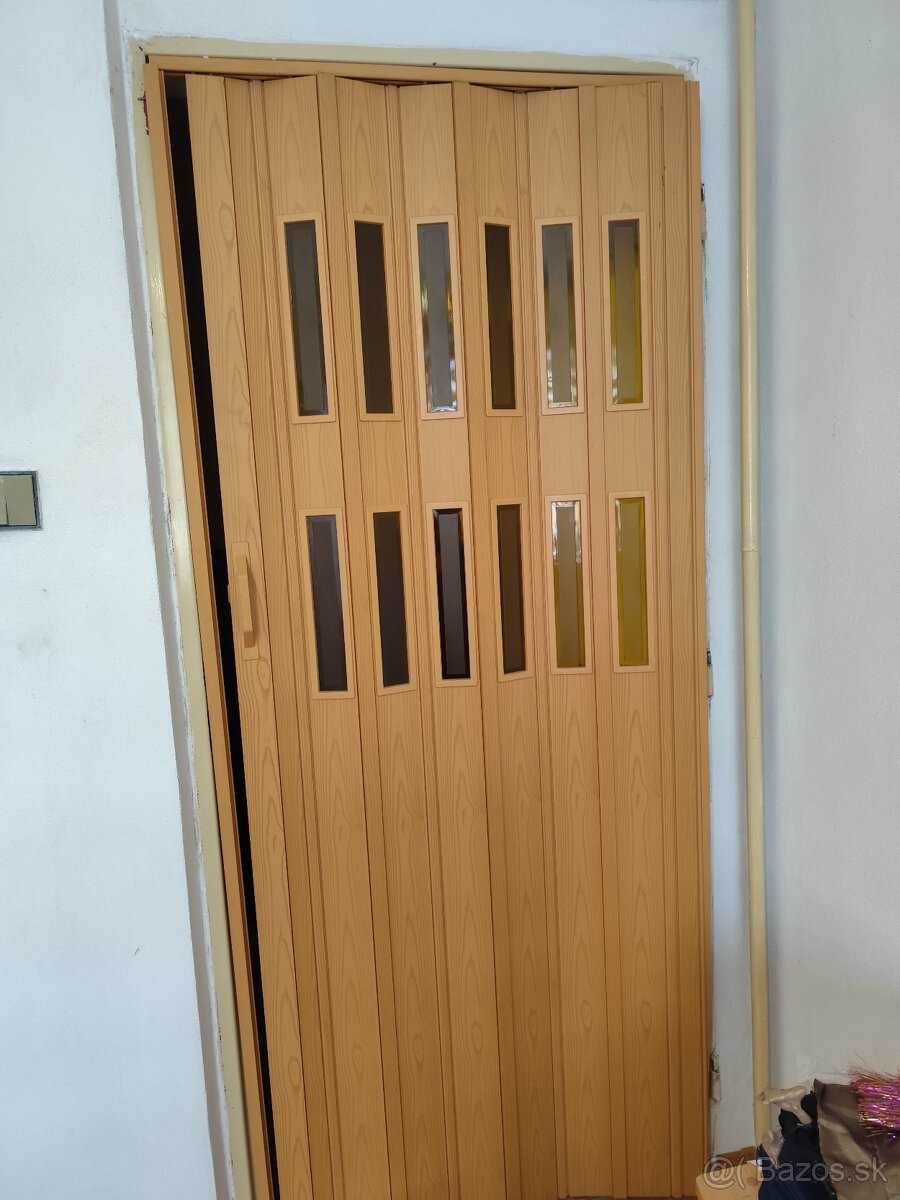 Zaťahovacie laminátové dvere so sklom