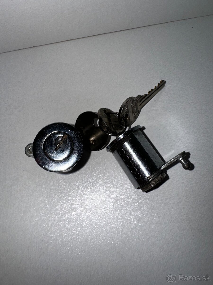 TATRA 613 nové originál dverové zámky FAB