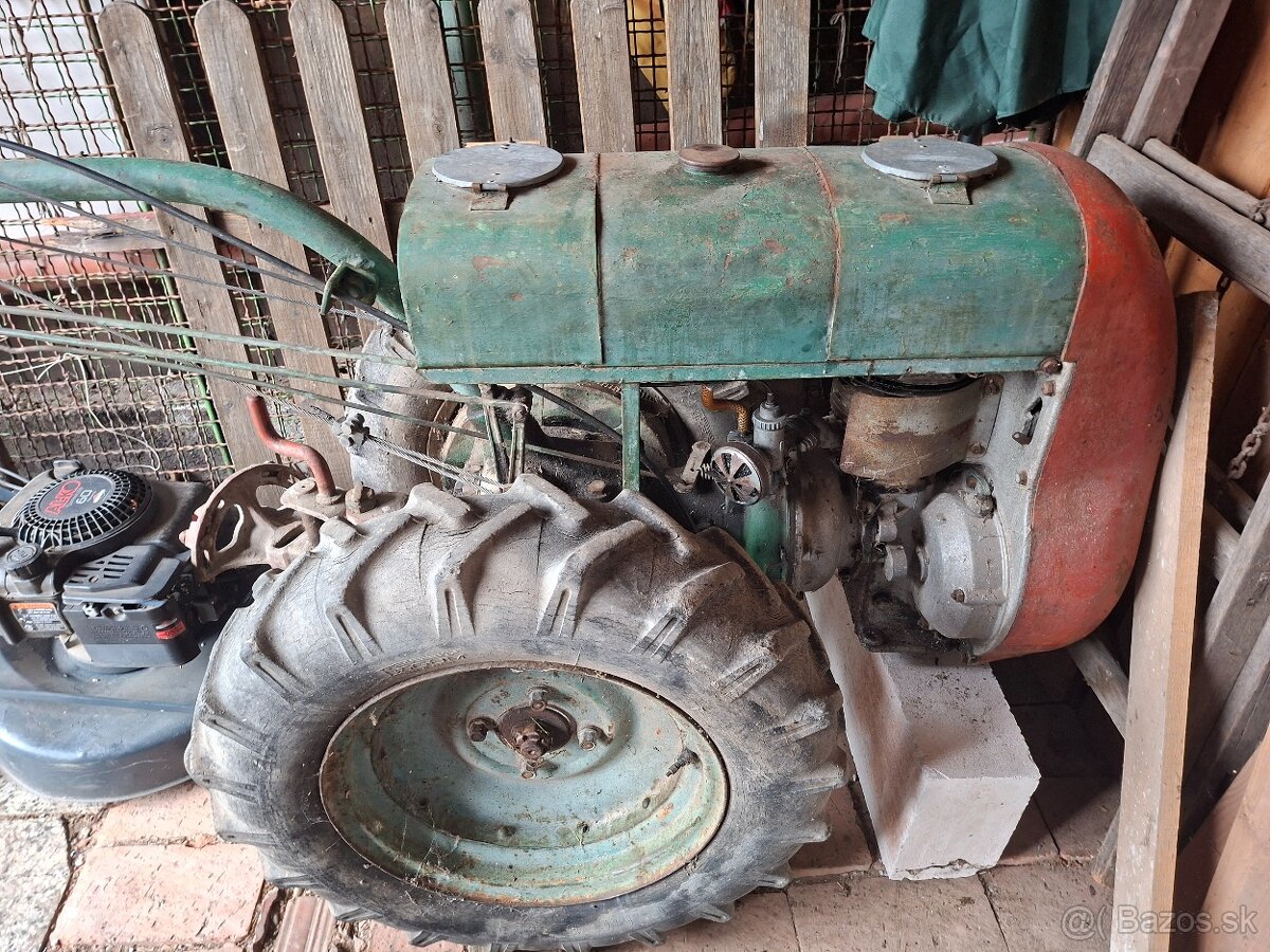 Malotraktor s vlečkou a príslušenstvom