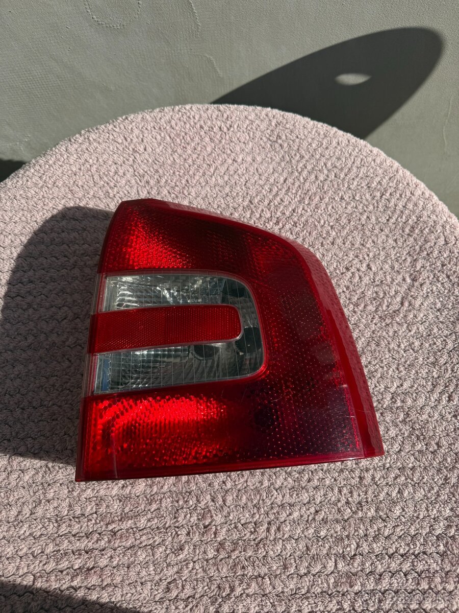 Predám pravé zadné svetlo na Škoda Octavia 2 Combi