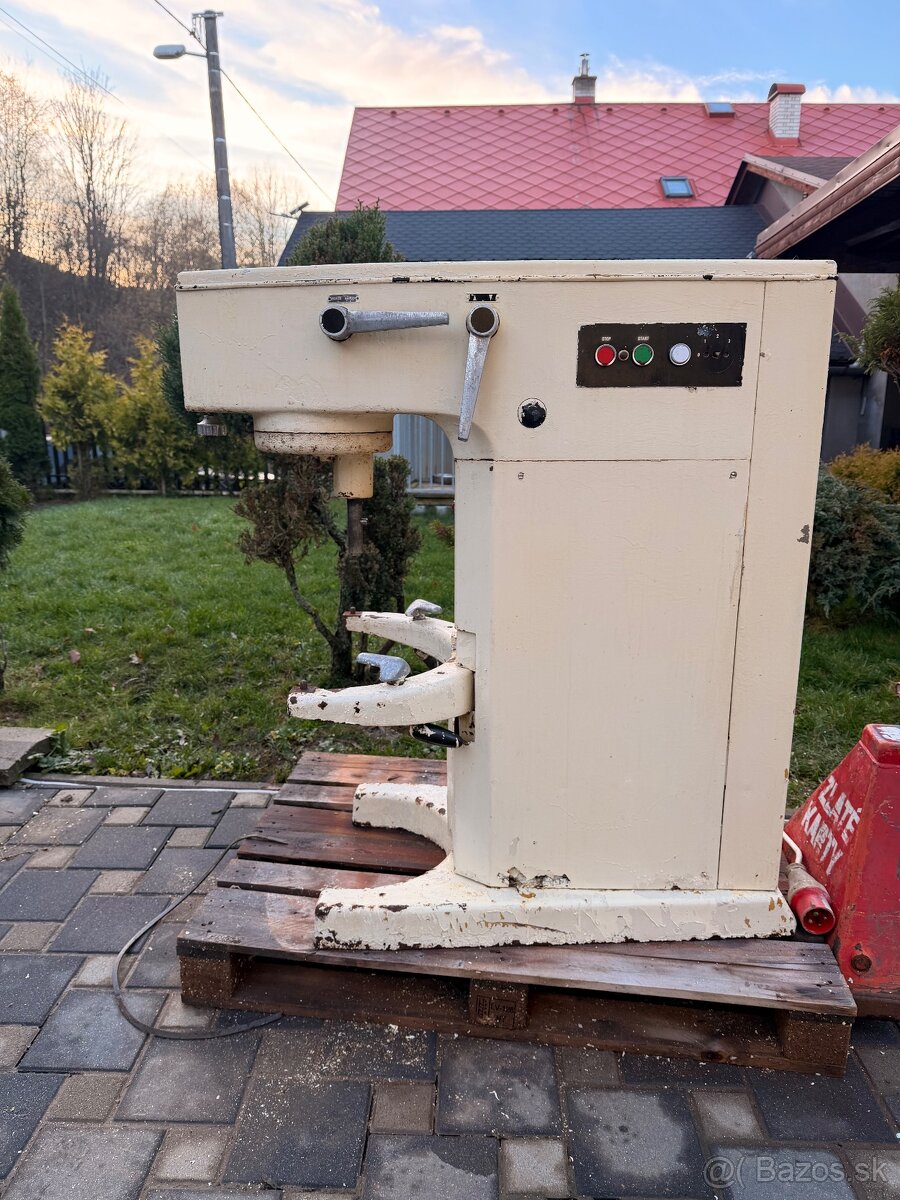 Multifunkčný miesič na cesto