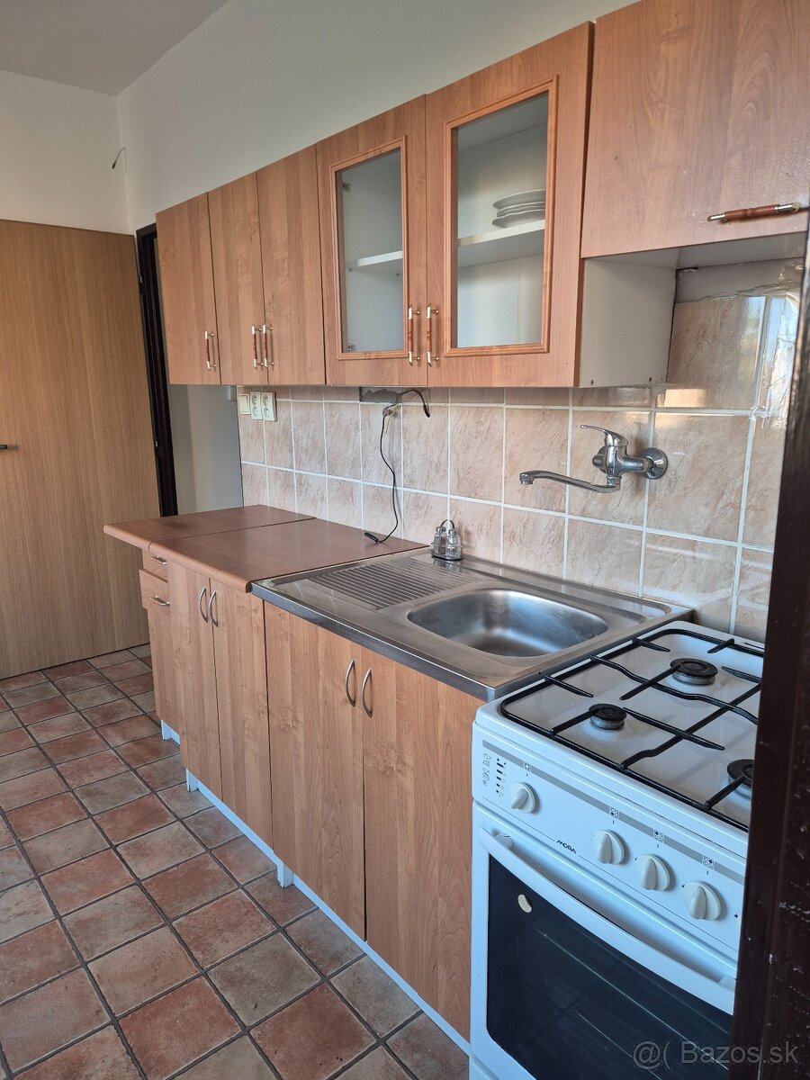 1-IZBOVÝ BYT NA "SEDMIČKE" V KN.