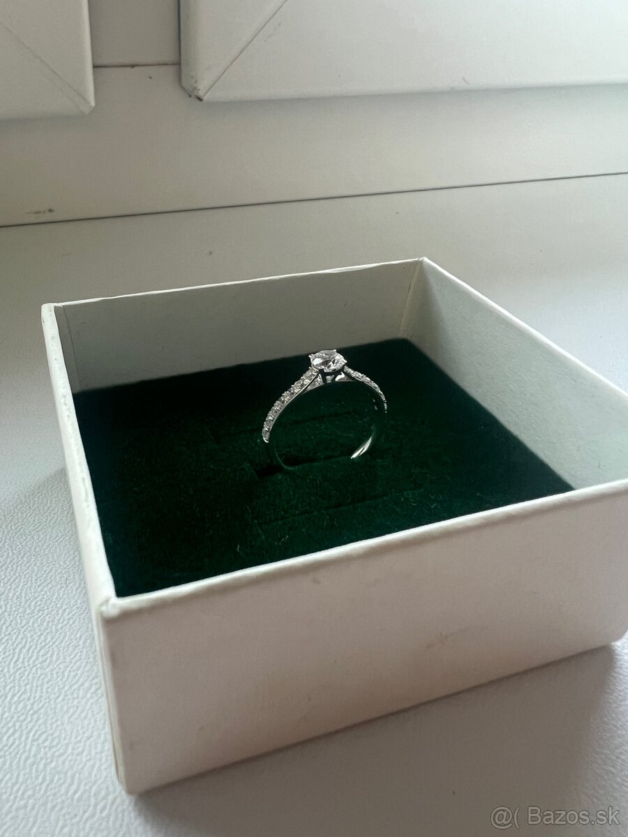 Žiarivý prsteň v bielom zlate Noella, 9K