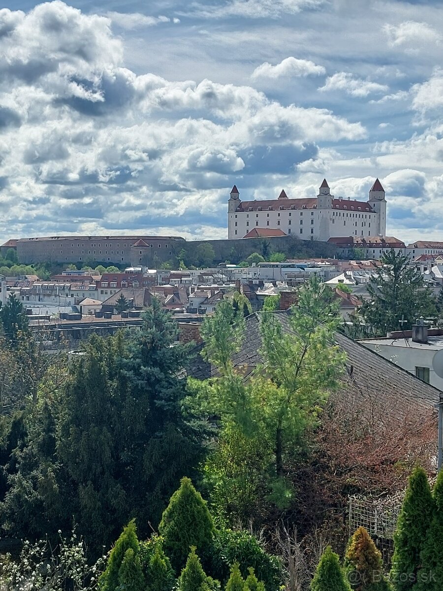 BEZ PROVÍZIE- 2 izbový byt pod bratislavským hradom,Červeňov