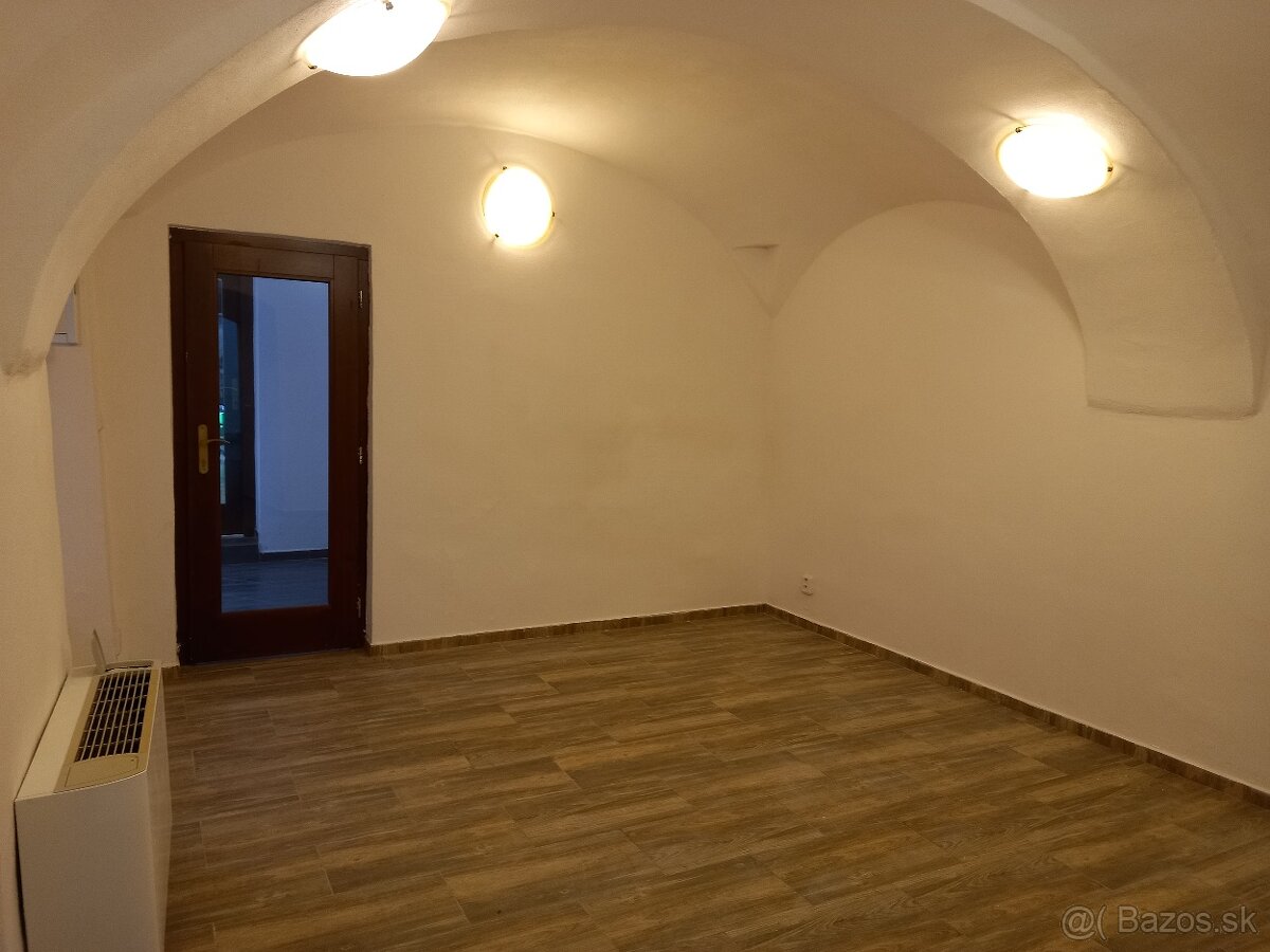 Nebyt. priestor 42 m2 v centre Prenájom -50% 6 mesiacov