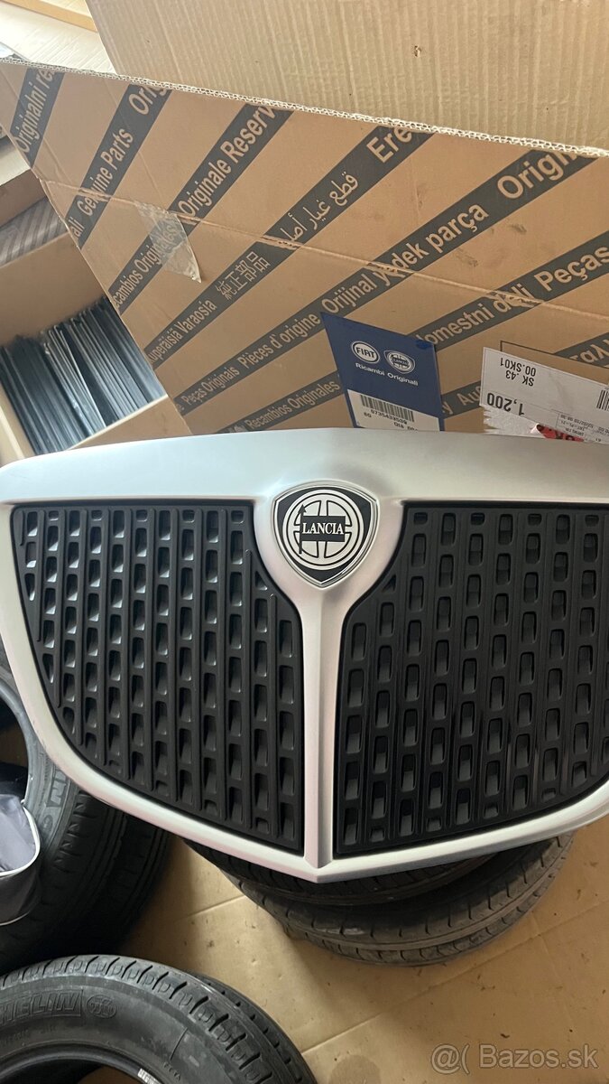 Lancia Ypsilon predná maska