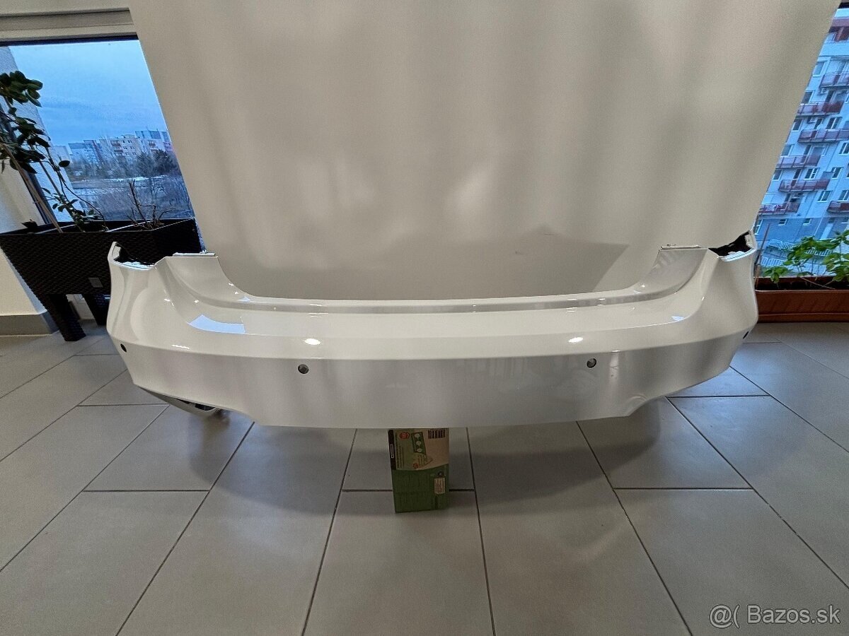 M135i zadný náraznik úplne nový - pasuje na všetky F20/F21