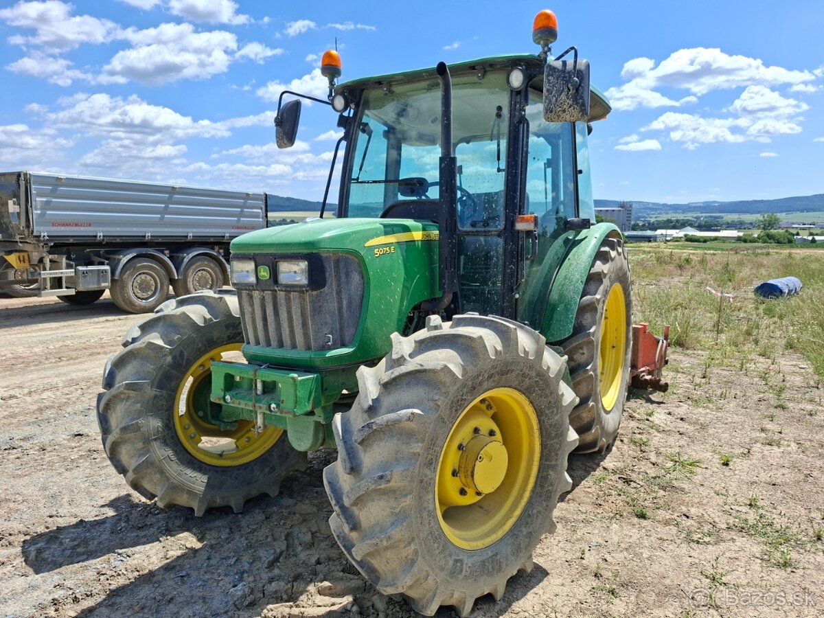 JOHN DEERE 5075E 4X4
