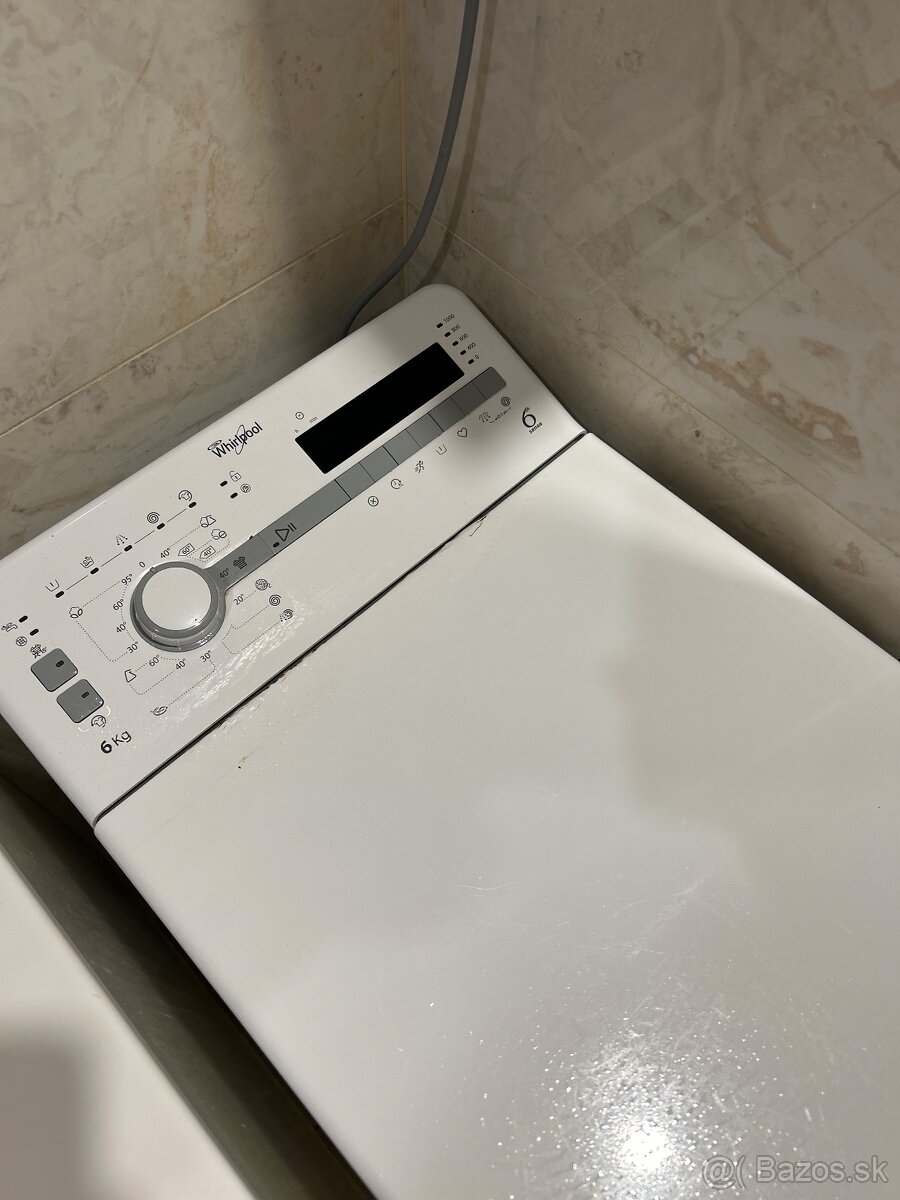 Z vrchu plnena pracka Whirpool