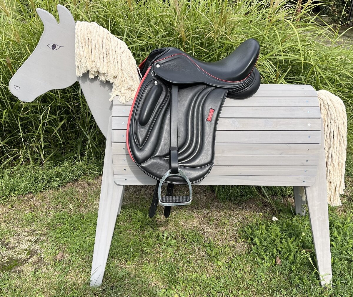 Anglické drezurní sedlo černé se třmeny SLEVA