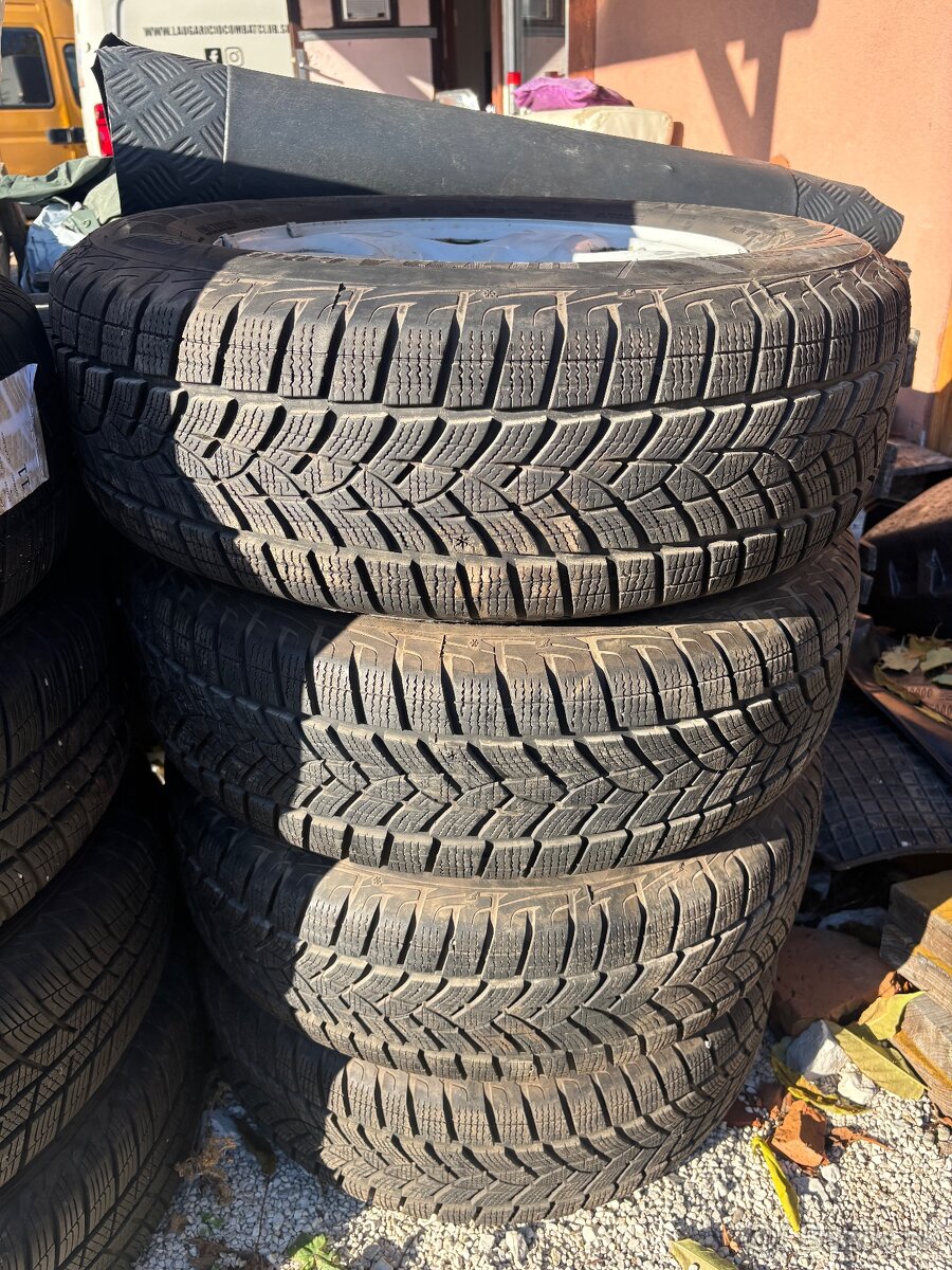 Predam zimné pneu 215/70 R16