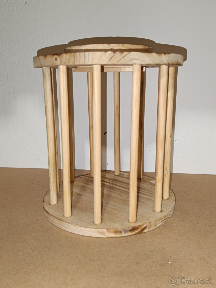 Drevené krmítko na seno