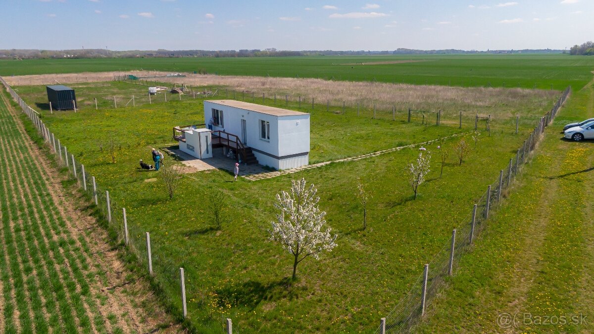 Záhrada 2253 m2 v Čunove s obytným domčekom