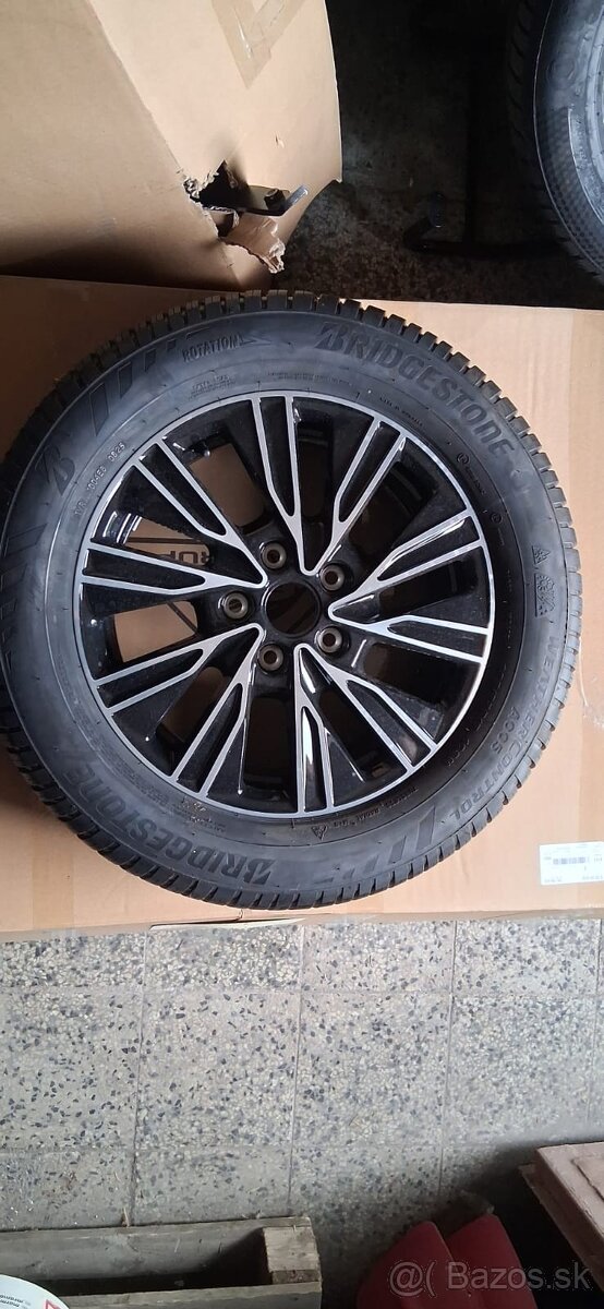Predám disk VW Multivan + celoročné pneu 235/55 R17