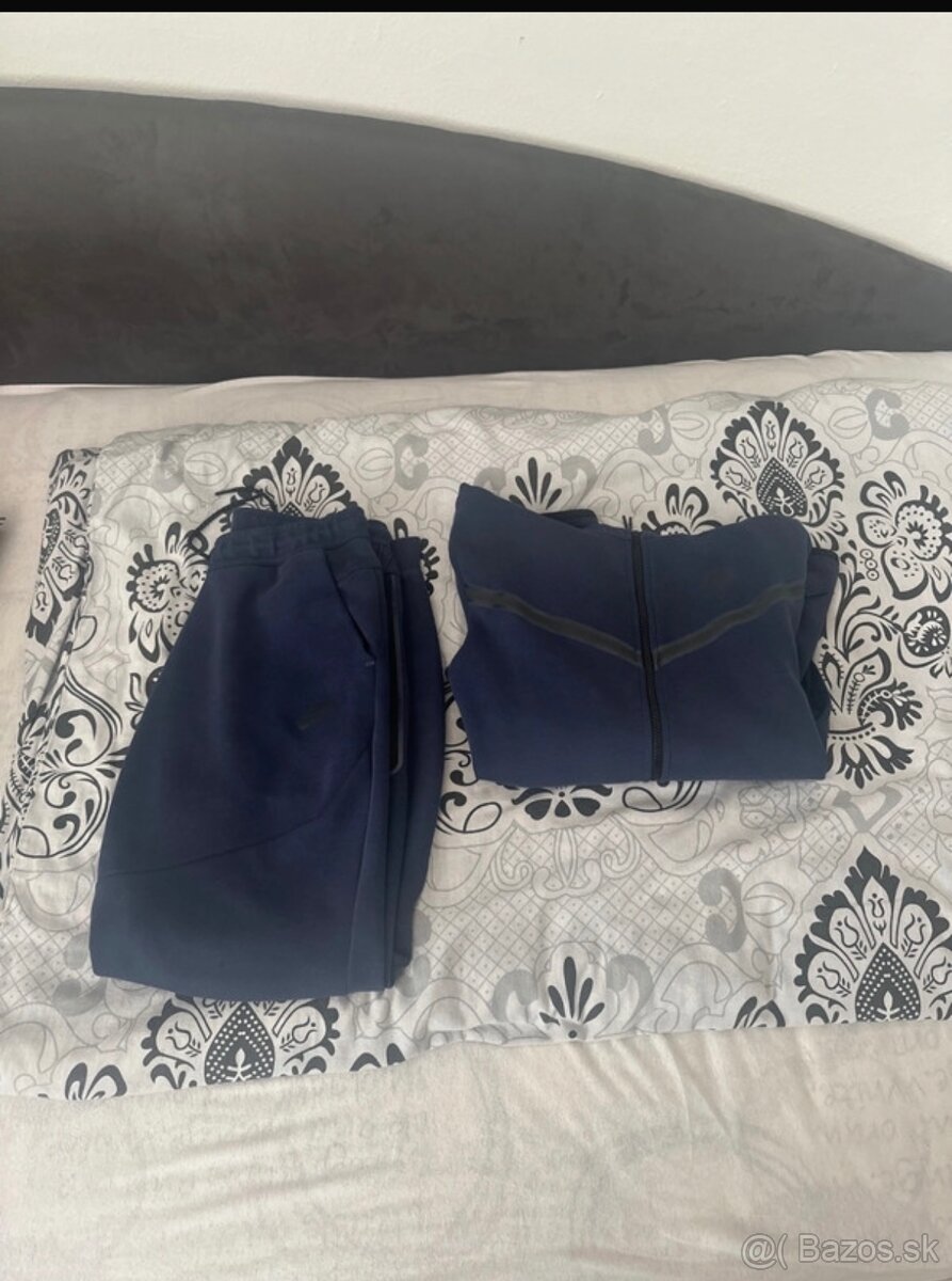 Nike tech fleece navy M