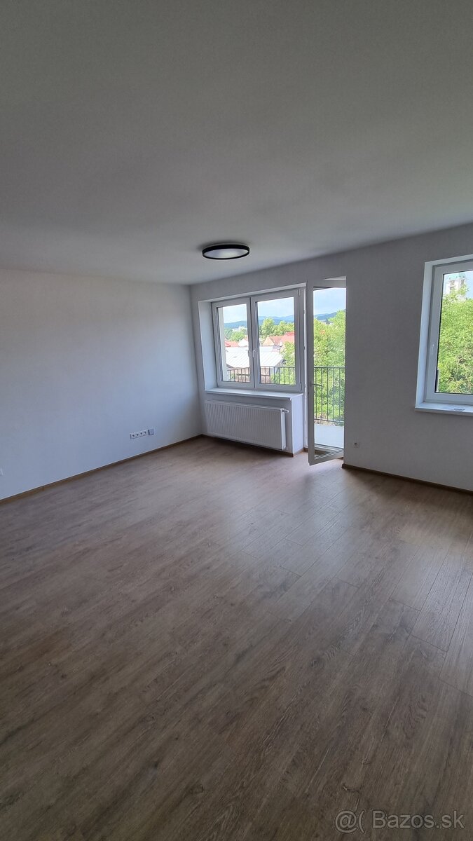 Priestranný 3-izbový byt 3+kk na prenájom v centre Bytče