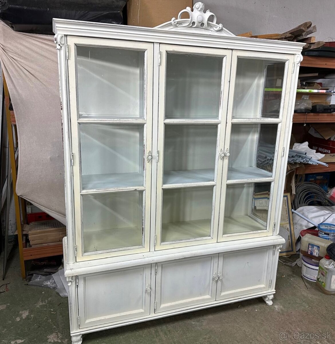 Presklená skrinka z masívu