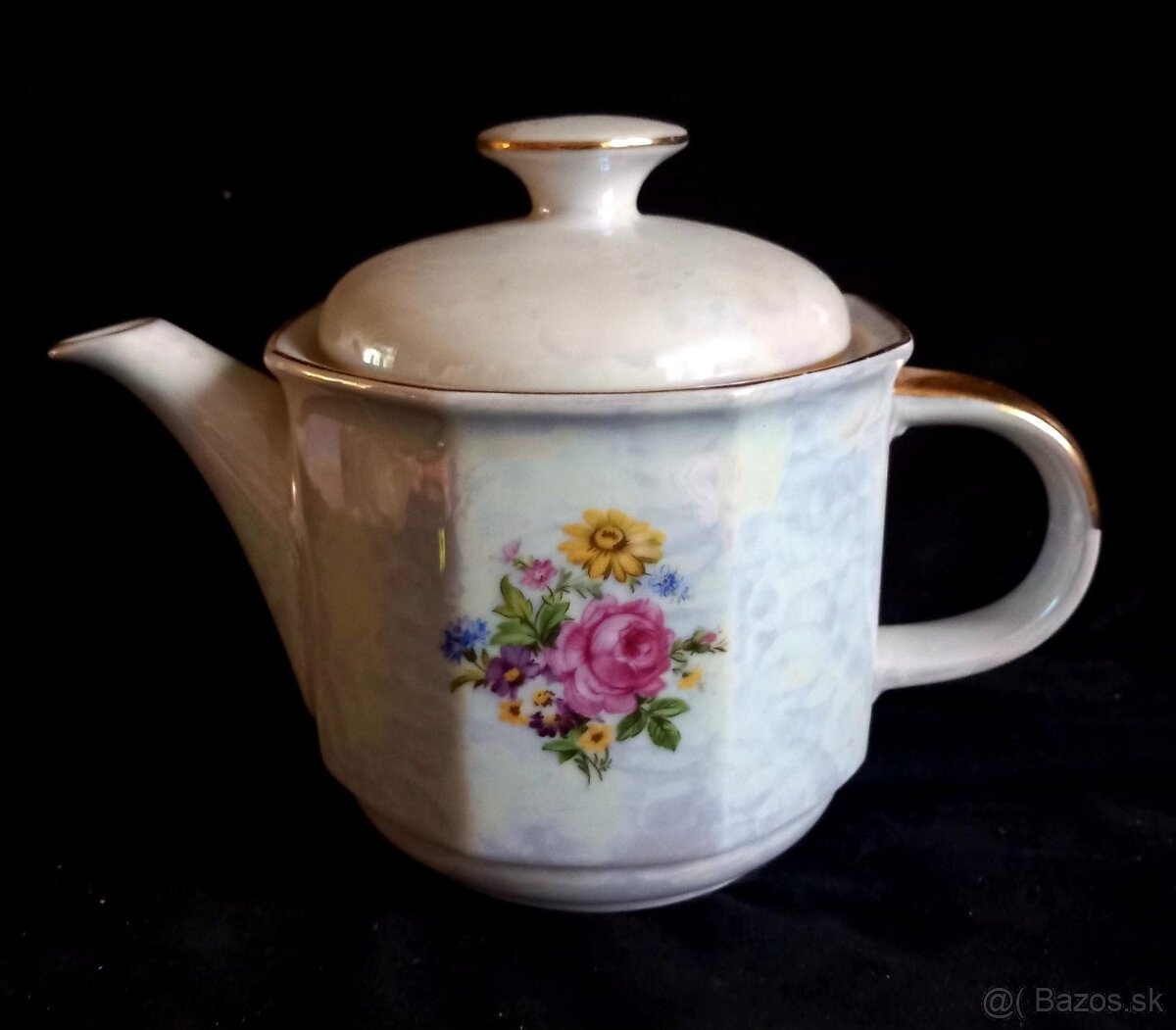 Konvica s ružou a kvetmi