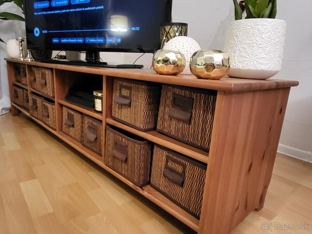 Stolík pod TV