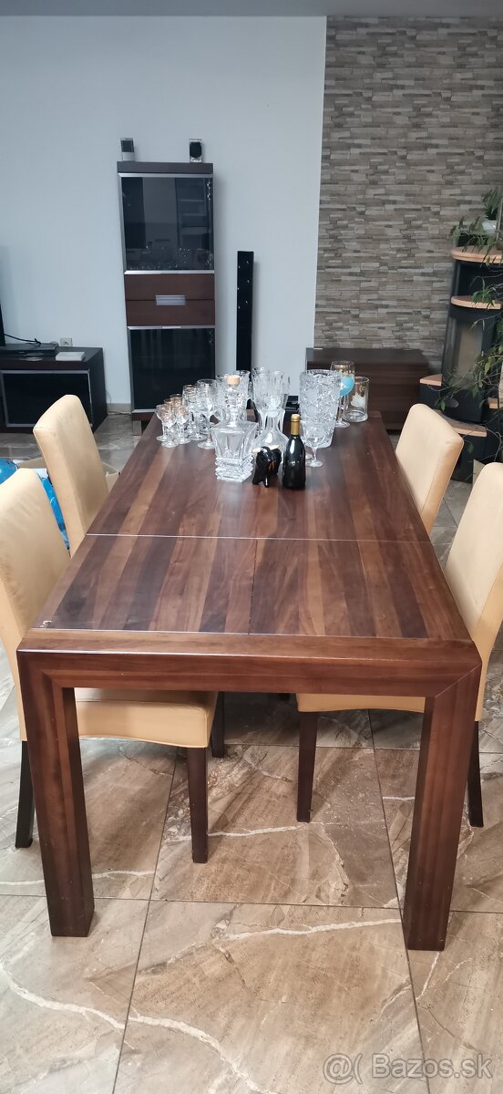 Predám jedálenský stôl so stoličkami.