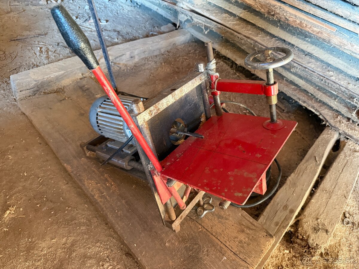 Stolová dlabačka pre hobby stolára